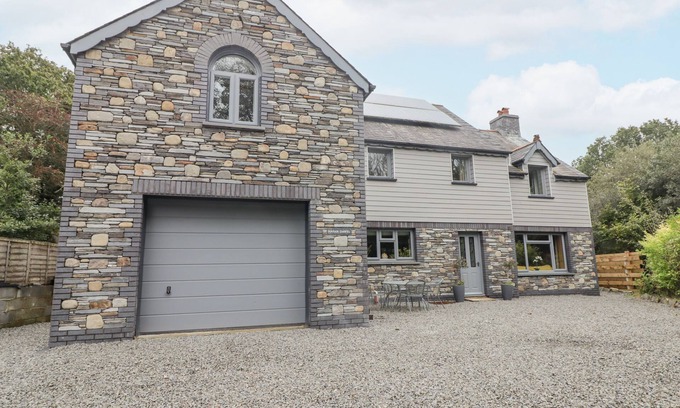Clydey Casa | HAFAN DAWEL, pet friendly, with open fire in Newcastle Emlyn