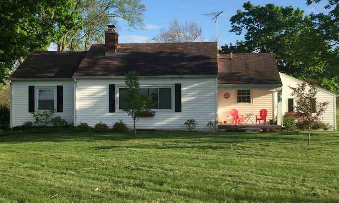 Bath Casa | Hagen Homestead, Quiet, serene farmhouse, close to everything!
