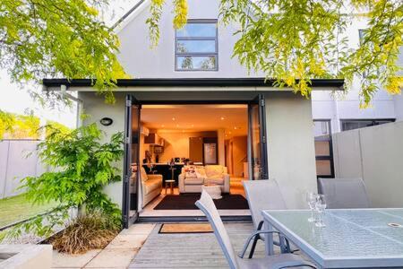 Riccarton Casa | Hagley Apartment - Christchurch Holiday Homes