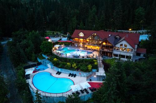 Nakusp Complejo | Halcyon Hot Springs Resort