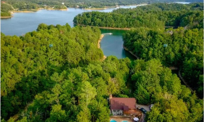 Sevierville Casa | Haleywood, Private 125 acres on Lake Douglas with 2 cabins, Seasonal Pool, Boat Dock, Free Ticket!