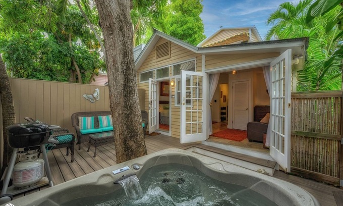 Downtown Apartamento | Half block to Duval @ Mango Hideaway -studio apt