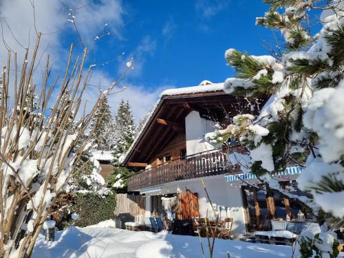 Laax Apartamento | Half chalet with garden & balcony - 2' to Ski bus