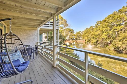 Folly Field Apartamento | Half-Mi to Beach Hilton Head Condo with Lagoon View