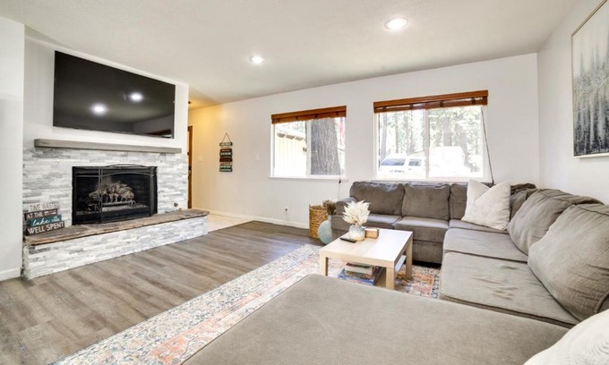 Al Tahoe Casa | half Mi to Lake Tahoe Pet-Friendly Cabin