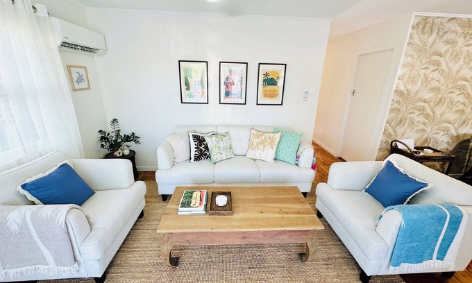 Burleigh Heads Casa | Hali'a - Renovated, 3 Bedroom Beach Cottage in Burleigh 5 mins walk to beach