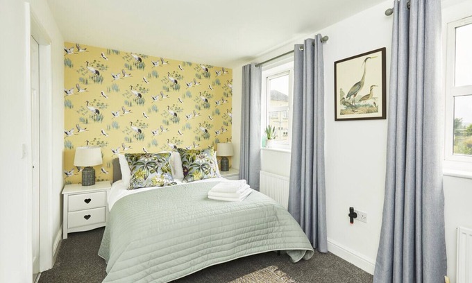 Halifax Casa | Halifax+Piece Hall 4 min| Parking | Pets OK|Garden