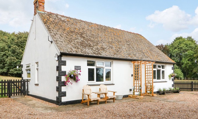 Louth Casa | HALL FARM COTTAGE, pet friendly, country holiday cottage in Louth