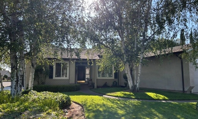 Lodi Casa | Ham Station - 3 B/2 BA - Bright & Cheery Home - A Dog’s Dream!