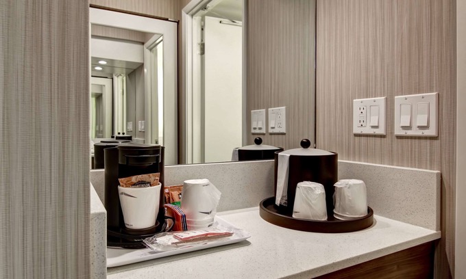 Calgary Hotel | Hampton Inn & Suites by Hilton Calgary-Airport
