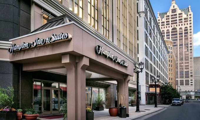 Westown Hotel | Hampton Inn & Suites Milwaukee Downtown