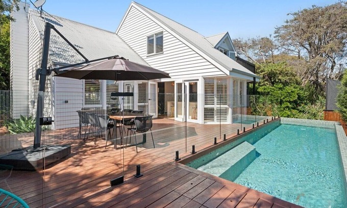 Blairgowrie Casa | HAMPTON'S STYLE BEACHSIDE HOLIDAY ESCAPE & GAS HEATED POOL, HUGHES, SORRENTO