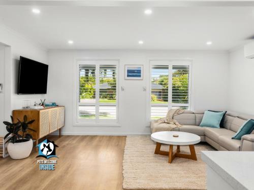 Encounter Bay Casa | Hampton's Style Holiday Retreat - close to the beach!