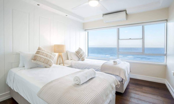 Surfers Paradise Apartamento | Renovated Beachside View 2BR Apartment *Parking/Pool*
