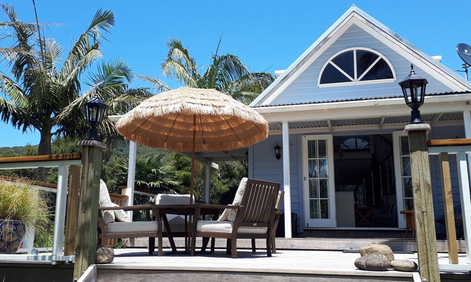 Whangarei Heads Cabaña | Hamptons Coastal Cottage 2mins from beaches, huge deck