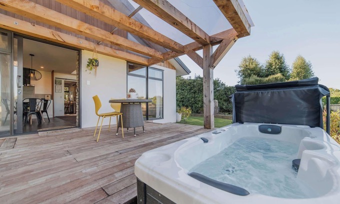 Prebbleton Casa | Hamptons Retreat - 1BR with Hot Tub and Fireplace