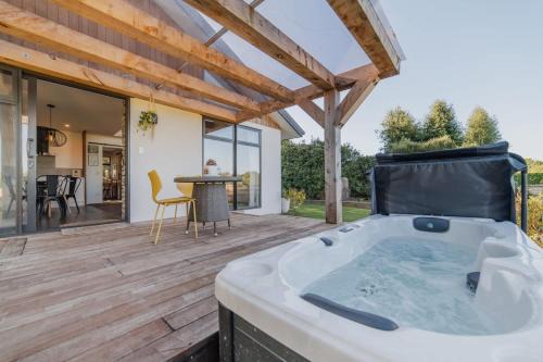 Prebbleton Casa | Hamptons Retreat - 1BR with Hot Tub and Fireplace