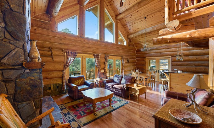 Custer Cabina | Casi Nueva Mano-Tallada Inicio Entrar en 11 acres Aislado