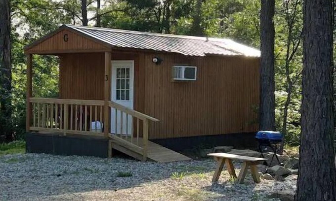 Kirby Cabina | Handicap-Accessible Cabin Near Kirby Landing & Lake Greeson – Pet-Friendly