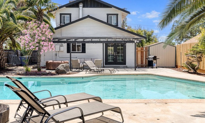 Hanford Casa | Hanford Sunny Oasis Downtown, with BBQ, Pool & Spa