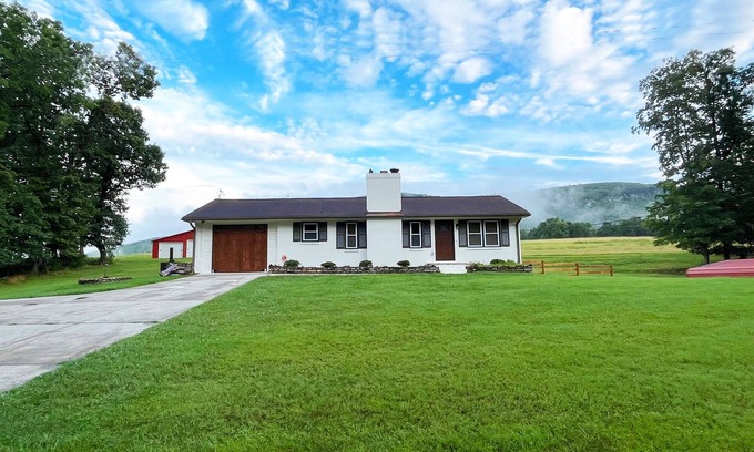 Stokes Cabaña | Hanging Rock in the Backyard! Renovated Cottage 1 minute to park entrance