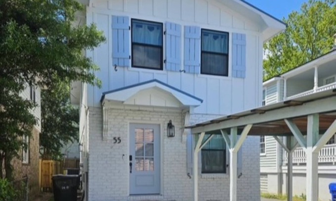 Downtown Charleston Casa | Hanover Hideaway: 4 Bedroom Downtown Charleston Beauty w/Parking