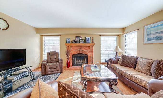 Bloomingdale Casa | Hanover Park Townhome w/ Grill: 36 Mi to Chicago!