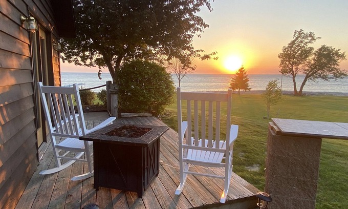 Sturgeon Bay Cabina | Hansen Shores on Sunset Point - 300 Ft Shoreline - Full Kitchen/sleeps 9