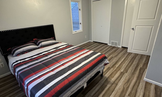 Brooklyn Center Casa | Happiness Hideaway: 6BR Tranquil Gem, 15min from Downtown Minneapolis