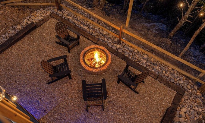 Sevierville Cabina | Happy Bear: Wooded Views, Fire-Pit, Game Room & Hot-Tub, Close to Attractions