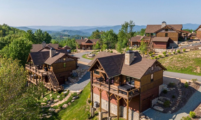 Banner Elk Cabina | Happy Camper - Camp Eagles Nest- pet friendly, fire pit, walk to courts