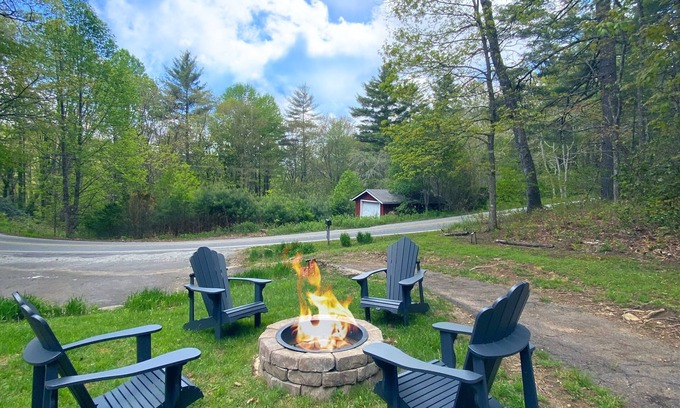 Highlands Casa | Happy Hiker, Nearby hiking, NEW FIREPIT, Modern renovation, Dog Friendly