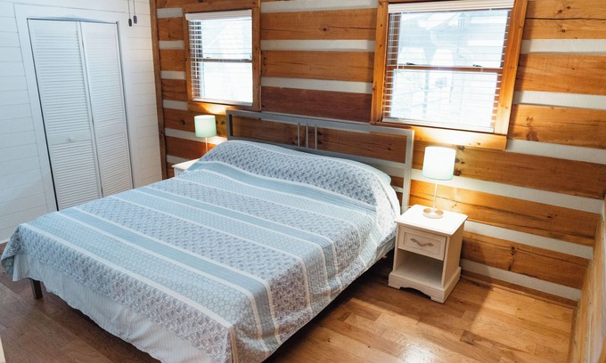 Hermitage Cabina | Cabina de registro limpia, moderna y soleada: entorno rural conveniente para todo