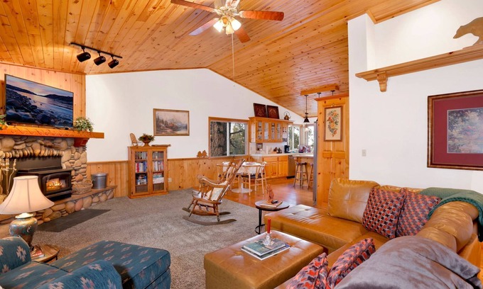 Big Bear Chalet De Esquí | Happy Hour Inn- Adorable Single Story Relaxing Retreat