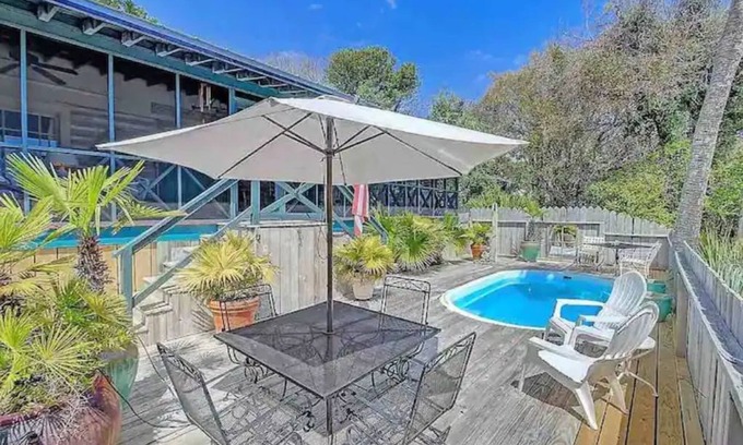 Folly Beach Cabina | Happy Landing, cheerful two bedroom cabin w/ pool