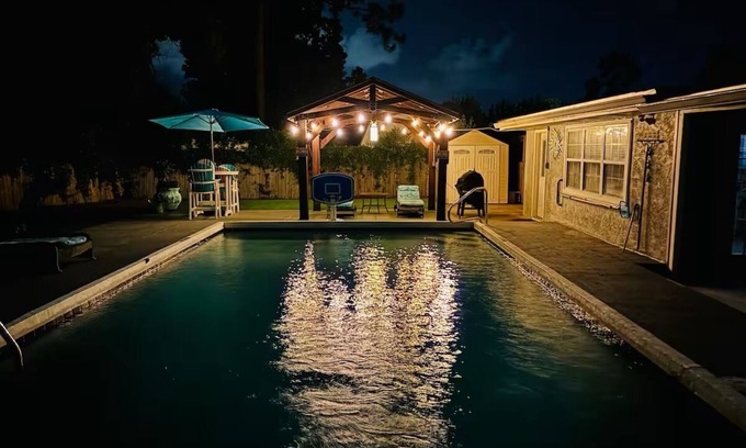 Woodlawn Casa | Happy OURS 206–Pool-Close to Beach-Sleeps 6