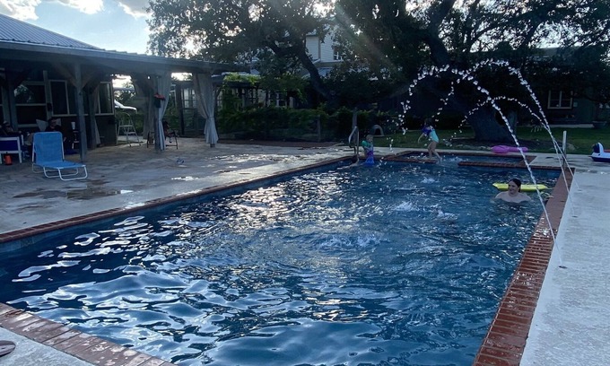 Bandera Casa | Happy Trails Cowboy Cabin HOT TUB POOL on 12 ac