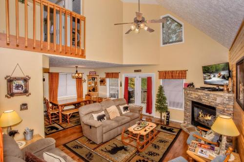 Pigeon Forge Casa | Happy Trails, Resort Pool, FREE Attraction tickets for each paid day, Hot Tub, WIFI!