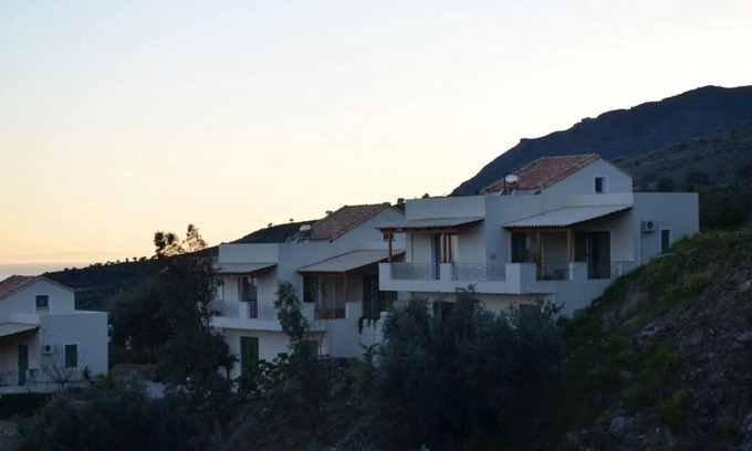 Agia Galini Apartamento | Harakas modern villa apartment with all commodities in preserved South Crete