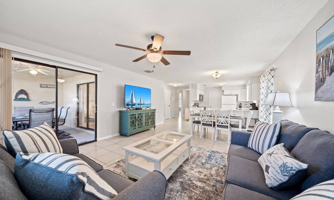 Tropic Casa | Harbor City Hideaway~ Beaches~ Art District ~Air Hockey