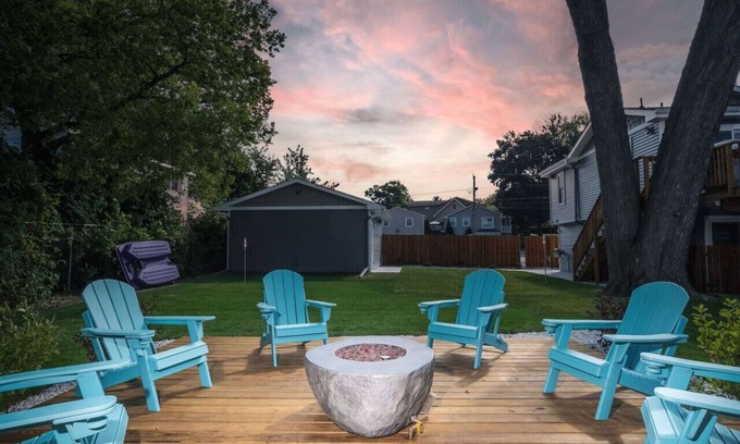 Fox Lake Apartamento | Harbor Clubhouse 3-Bed 3.5-Bath Modern Waterfront with Hot Tub & Pet Friendly