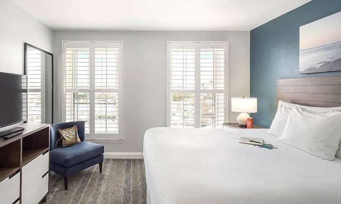 Yachting Village Complejo | HARBOR FRONT Resort on Thames St close to Shops & Bars!