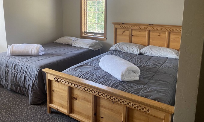 Washington Island Casa | Harbor Inn- Waterfront room with two beds