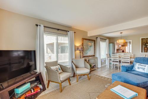Oceanmarsh Subdivision Apartamento | Harbor Island Condo with Deck - Steps to Beach!