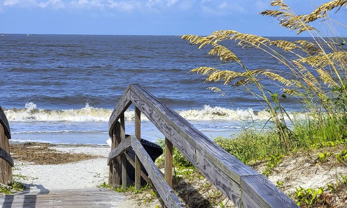 Oceanmarsh Subdivision Condominio | Harbor Island Condo w/ Pool Access: Walk to Beach!
