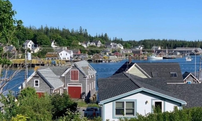 Vinalhaven Casa | Harbor Outlook with Water Views