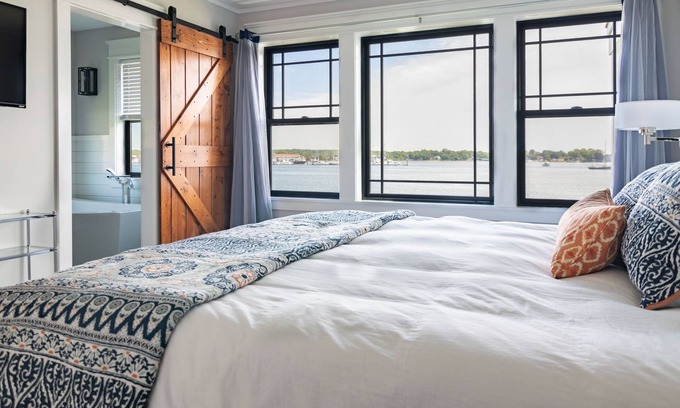 West Mystic Casa | Harbor View Landing - The Mystic Waterfront House - Second Floor Only