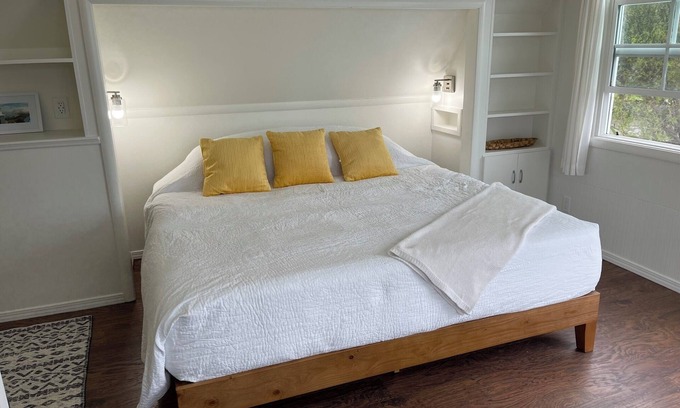 Trinidad Cama Y Desayuno | Harbor View Room - Studio-Style Suite with Panoramic Bay Views