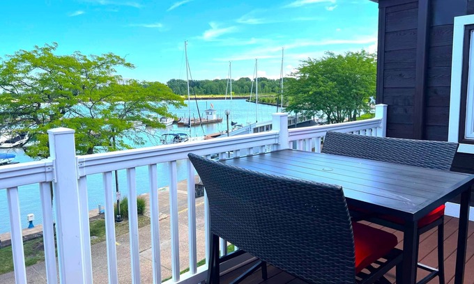 Huron Condominio | Harborview 3-7-2 on Main