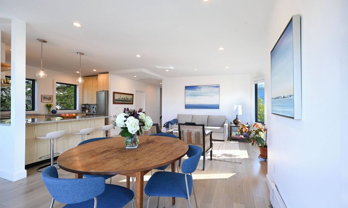 East End Apartamento | Harborview - Curated East End Escape w/ Parking